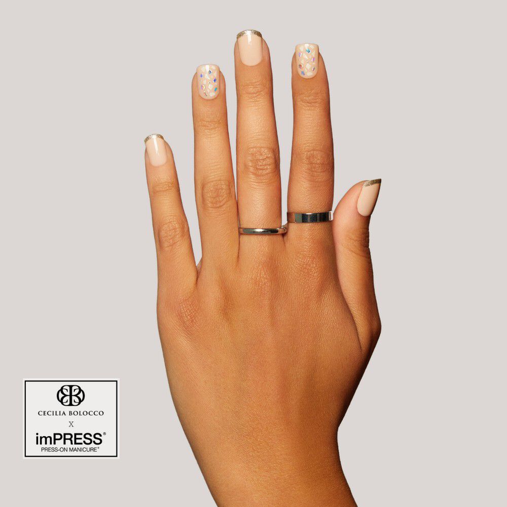 U&ntilde;as-Impress-Cecilia-Bolocco---The-Crown-imagen-5