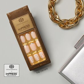 U&ntilde;as-Impress-Cecilia-Bolocco---The-Crown-imagen